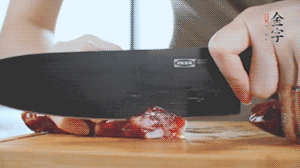 食材統(tǒng)統(tǒng)切成片，待用。