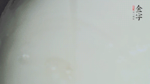 將浸泡了30分鐘的米放入電飯煲中，在水中加入半勺油。