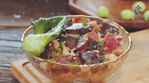 期間用開(kāi)水燙熟青菜，煎好荷包蛋~ （懶人可忽略此步）