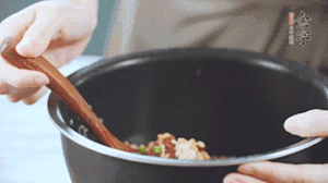 揭開(kāi)鍋蓋，放上青菜，荷包蛋，就可以吃了。