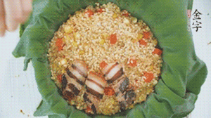 擺上金字醬肉，妥帖包裹好上鍋蒸。