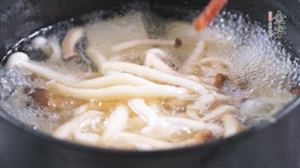 依次放火腿、豆腐，加水大火燒開，小火燉煮20分鐘，出鍋前撒上蔥花即可。