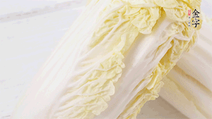 娃娃菜洗凈，對半切。