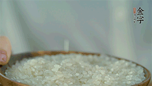 大米、糯米混合上電飯鍋蒸熟。