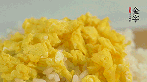 將雞蛋碎、西蘭花碎和放涼的米飯混合，用少許鹽、橄欖油調(diào)味。