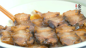 鋪上一片醬肉，撒點(diǎn)芝麻即可。