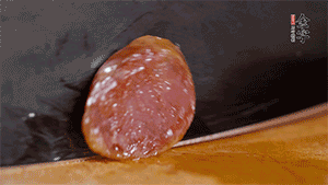 金字火腿肉香腸上鍋蒸15分鐘，切片備用。