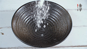 面粉加適量清水，攪拌成糊狀。