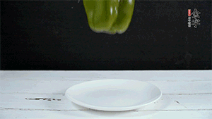 雞蛋打散，加青椒粒、蔥花攪拌。