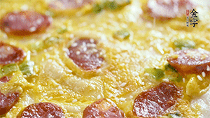 撒上一些芝麻，準(zhǔn)備一些番茄醬，一份早餐就做好了。