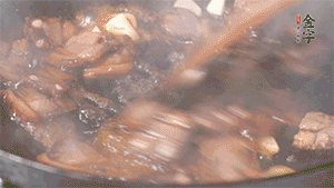 熱油下鍋，爆香蒜片。放入醬肉翻炒片刻后,下豌豆尖均勻翻炒。