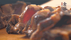 金字醬肉切成小丁。