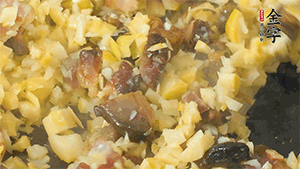 熱油起鍋，下醬肉丁炒香，再加入筍丁、適量水淀粉勾芡翻炒均勻。