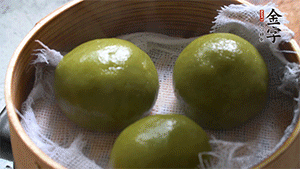 青團(tuán)上沸水鍋中蒸10分鐘即可。