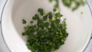 韭菜洗凈，切粒。