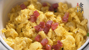 將香腸、韭菜、雞蛋攪拌均勻，可適當(dāng)加玉米油、十三香、味精調(diào)味。