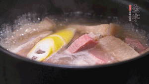 火肉、豬肉加料酒、清水大火煮開后，加入春筍小火慢燉40分鐘，出鍋前撒蔥花即可。