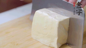 老豆腐切片，浸水備用。