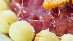 出鍋前10分鐘淋上蜂蜜，倒扣出來撒上桂花，擺上胡蘿卜裝飾即可。