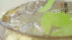 萵筍去皮切片，加鹽焯水。