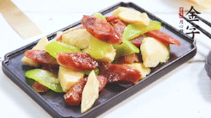 熱油下鍋，依次下金字香腸、萵筍、冬筍，均勻翻炒。