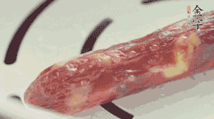 香腸蒸至半熟切片，筍切丁備用。