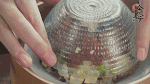 碗倒扣到盤中，擺上焯水后的熟蝦仁即可。