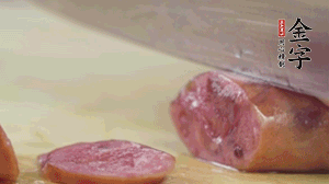 拿出香腸和臘肉，切成片后重新鋪入。