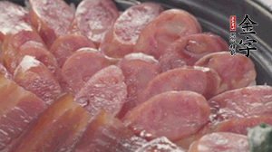 沿著米飯邊淋一圈玉米油，擺上小青菜，淋上醬油和湯調(diào)成的醬汁，撒上辣椒粒、香蔥末即可。