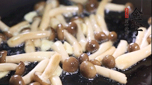 熱油下鍋煸香蒜末，依次加蟹味菇、香腸、西蘭花均勻翻炒，放適量水燜煮3分鐘。