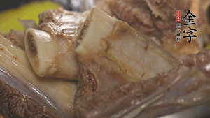 鍋中加熱適量油，加入姜和牛仔骨炒至外表呈金棕色。