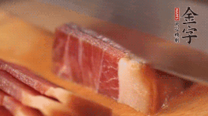 金字火腿切成片。