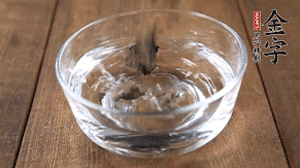 黑木耳泡發(fā)備用。