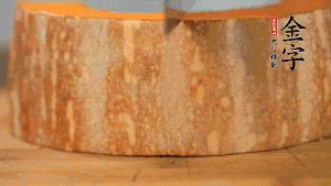 南瓜去皮洗凈后，切成規(guī)則的長方形。