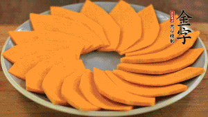 秋葵、南瓜交叉擺在盤中，然后香腸片置于上面，擺成花環(huán)狀。