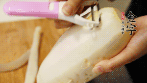 蘿卜去皮，切成絲。（如果用擦菜板，不能選擦成太碎的）