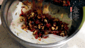 在蒸盤中鋪上油紙，鋪好食材后壓一壓，蒸箱中蒸30分鐘即可。（蒸好的蘿卜糕切成厚片，用少量油煎一下，撒點(diǎn)蔥花口味更好。）