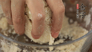 揉勻成光滑的面團后，醒發(fā)半小時。