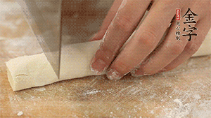 均勻切段后搓成長條狀，繞到香腸上，以紅豆點綴眼睛。