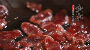 鍋中油7成熱時(shí)，香腸片翻炒均勻，然后依順序加胡蘿卜絲、小青菜、面條。