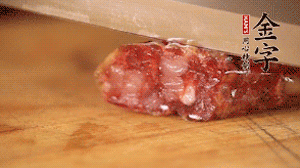 金字土香腸斜切成片。