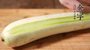 絲瓜去皮，切成1cm厚的小圈。