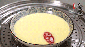 將香腸片均勻鋪上，繼續(xù)蒸6分鐘。