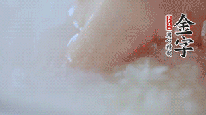 砂鍋內(nèi)壁涂抹一層食用油，將洗凈后的大米放入，米與水比例為1：1.5。