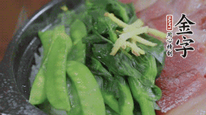 燜好的米飯開蓋，放入菜心、荷蘭豆，澆上調(diào)味汁拌勻。