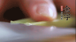 西芹改刀切成菱形。