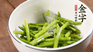 將調(diào)料放入準(zhǔn)備好的食材中，攪拌均勻。