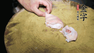 新鮮豬蹄切成塊狀，冷水入鍋，加姜片、黃酒汆燙3分鐘，出鍋后洗凈。（要先將豬蹄的蹄甲和毛處理干凈，如果有毛扎扎的感覺，非常影響口感。大火燒開后，撇去血沫，要多撇幾遍至干凈，這樣才可使湯色更鮮亮、清淡不油膩。）