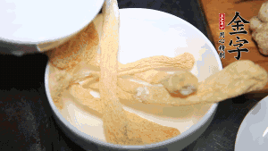 竹蓀淡鹽水泡發(fā)后，剪去菌蓋頭（封閉的一端），切成小段。生姜切片，蔥切段備用。