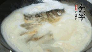 然后加竹蓀段、姜片、枸杞、火腿片，以少量鹽、黃酒調(diào)味，大火燉煮10分鐘。